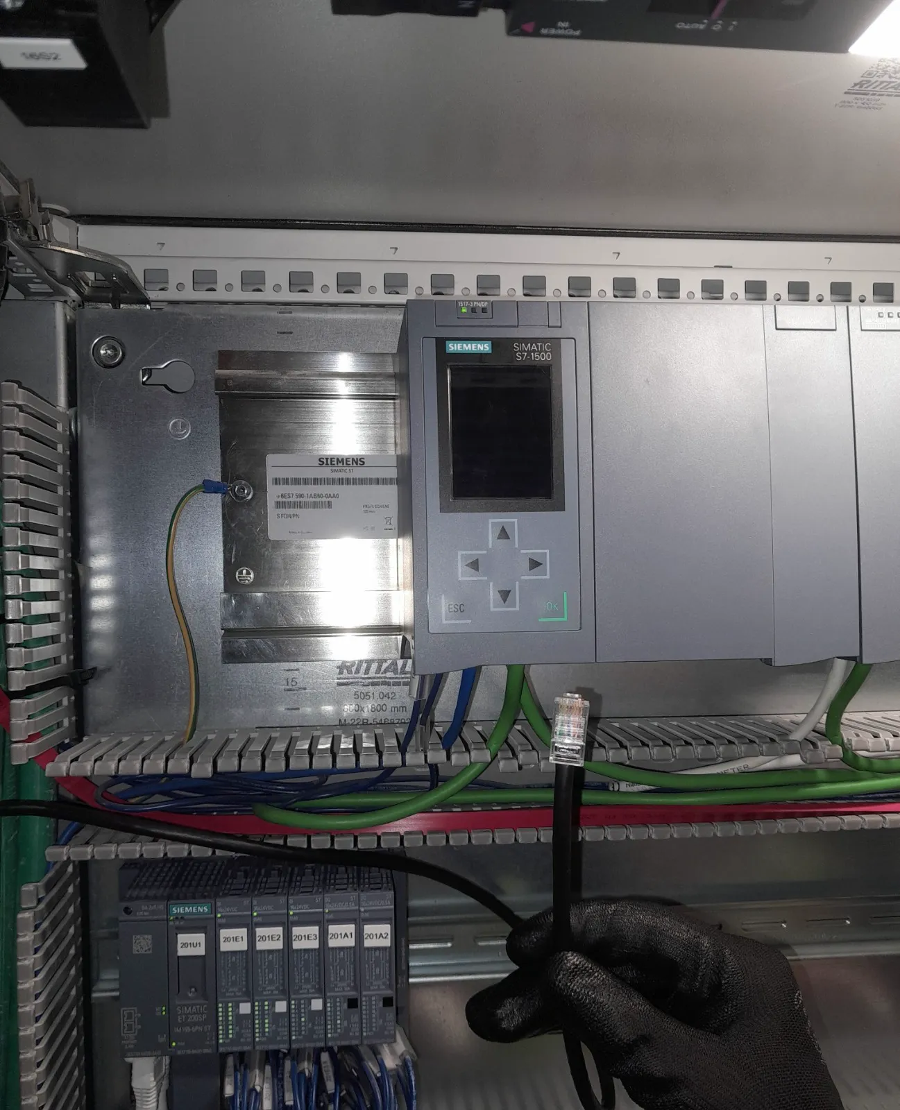 CLP Siemens SIMATIC S7-1500 com remota ET 200SP em painel de automação