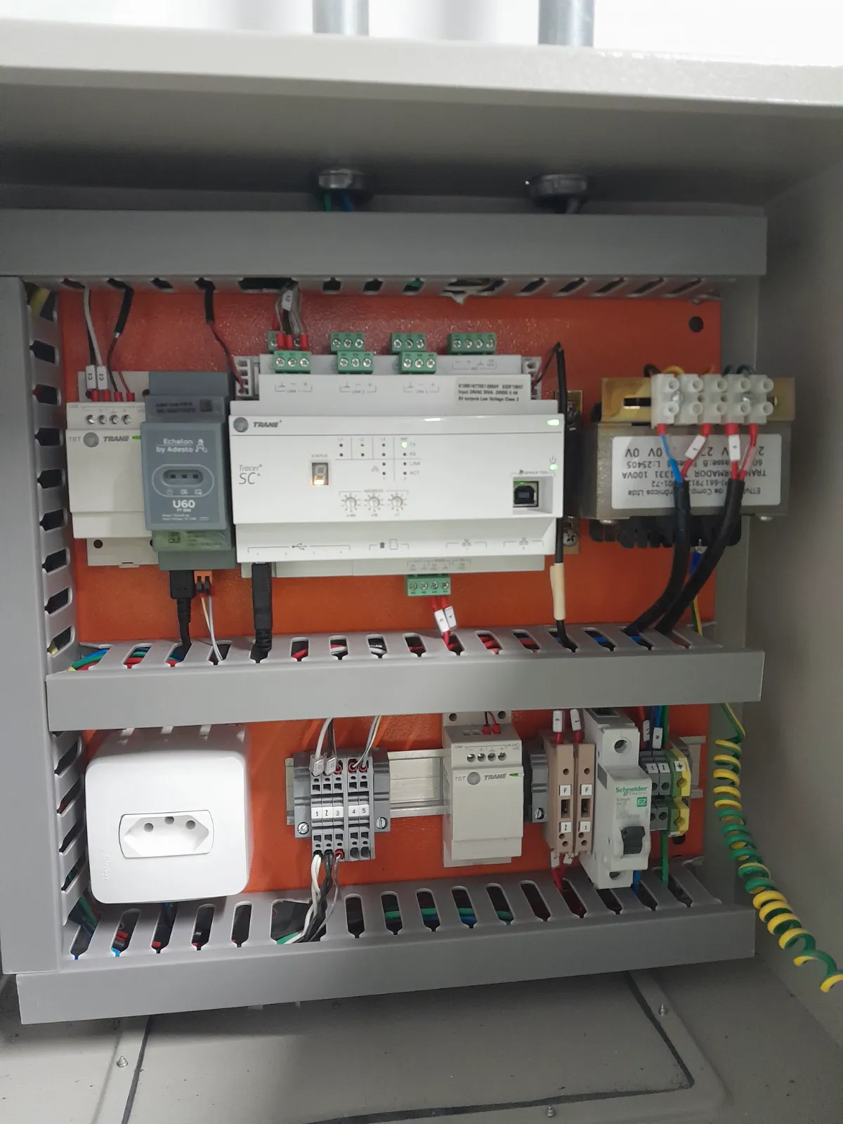 Controlador de automação predial Trane Tracer SC+ montado em quadro dedicado