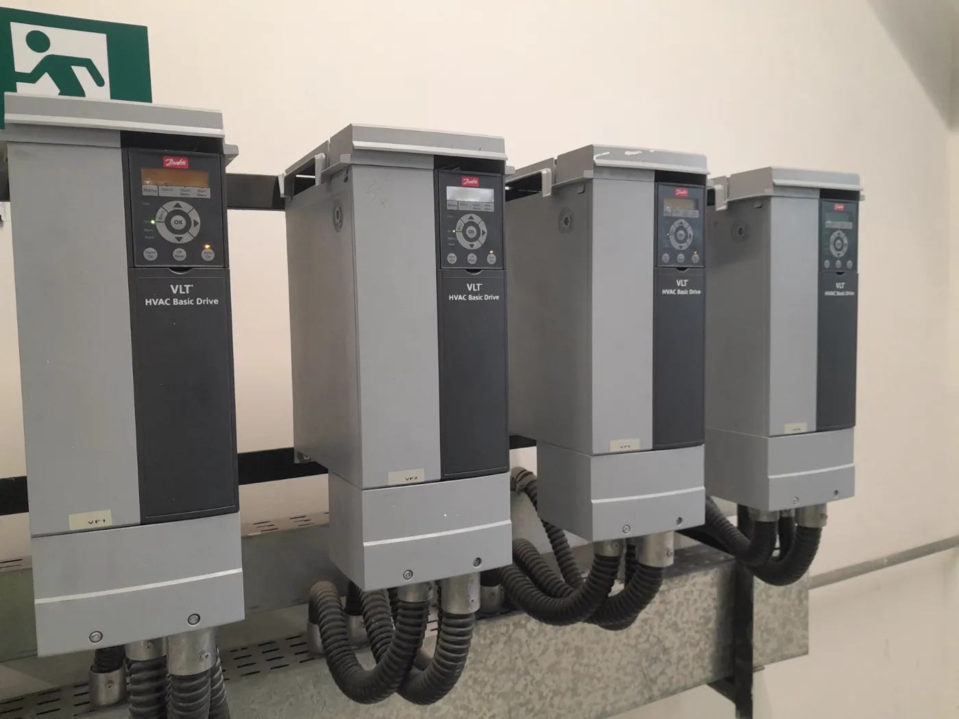 Quatro inversores de frequência Danfoss VLT HVAC instalados lado a lado